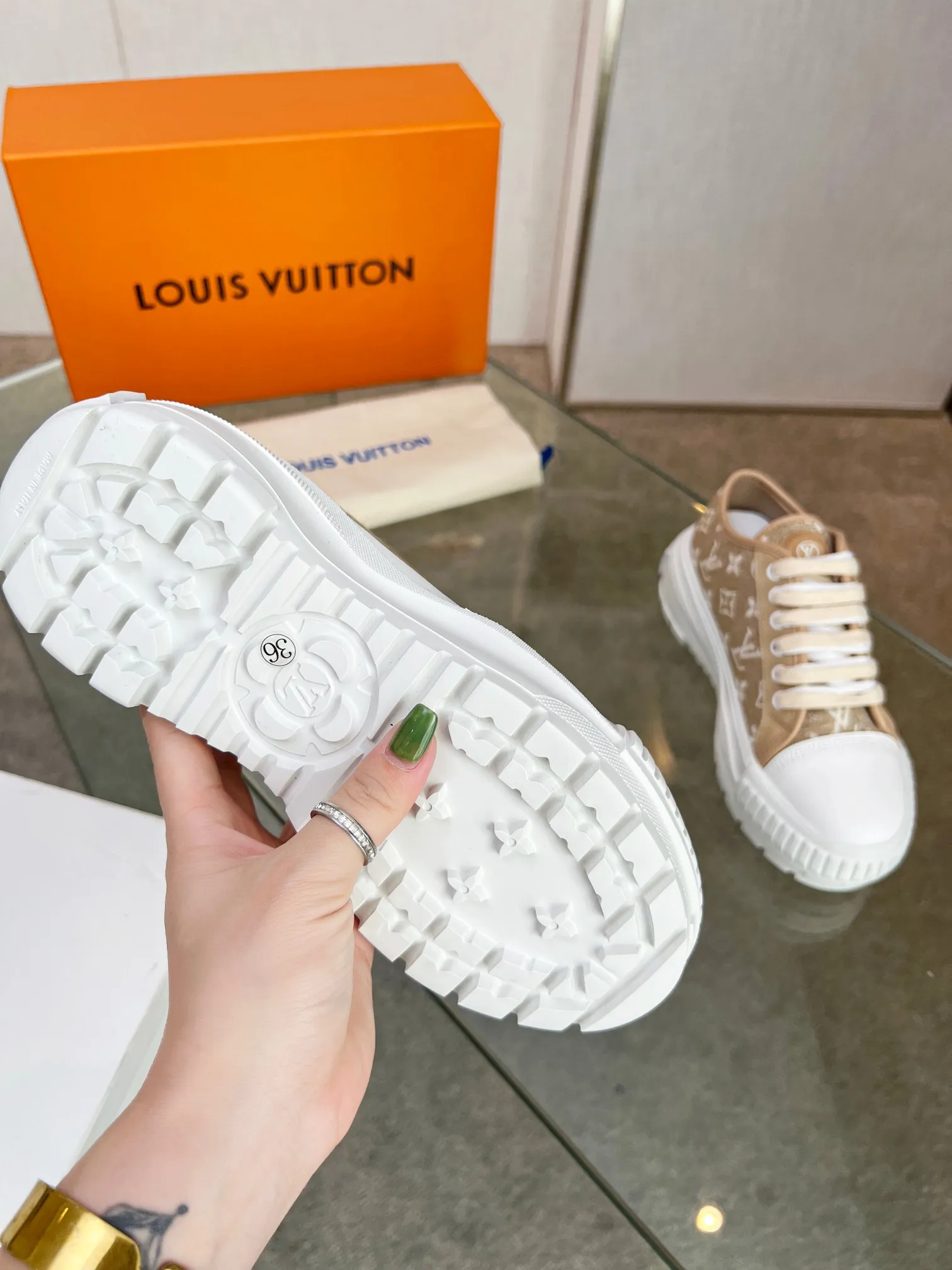 👟👟Ex-factory price 440👟👟 This LV Squad sneaker is made of Monogram denim to stretch out the midsummer comfort. The same color leather outlines the edges, the rubber LV Circle logo embellishes the tongue, and the thick yet lightweight rubber outsole upgrades the comfort again. Yardage: 35-41.